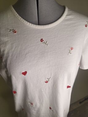 Red & White Heart & Rose Embroidery Short-Sleeve Tee Size Med